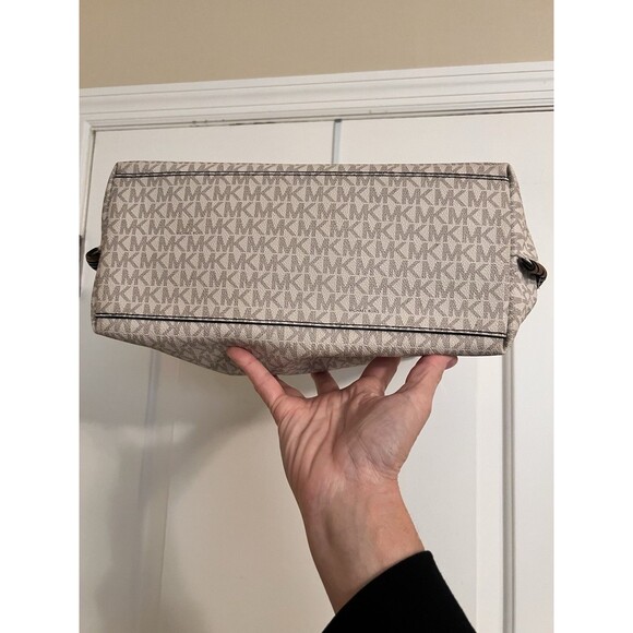 Michael Kors Monogram Shoulder Bag White Large - Picture 9 of 14